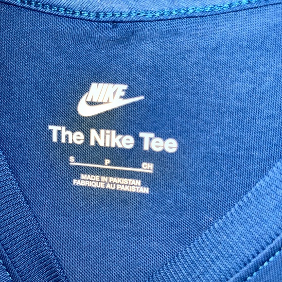 NWT Women’s Graphic Nike Short sleeve tee - Picture 2 of 4